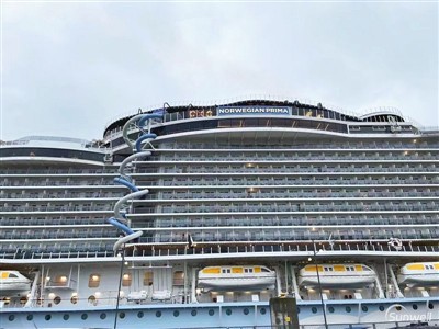 ノルウェーのトップクラスの豪華クルーズ船には、屋外用家具が特別に装備されています。